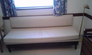 Lote de camas tipo sofá con colchón y respaldo en ecocuero