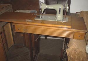 Maquina de Coser NECCHI SUCCES- Con Mueble de Madera