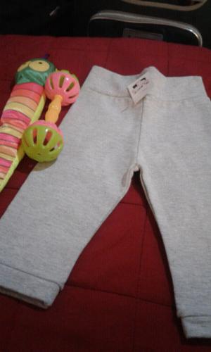 Pantalon y juguetes de beba