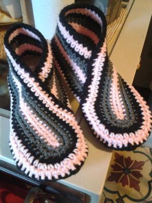 Pantuflas tejidas en crochet consultar taller y colores