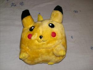 muñeco pikachu de pokemon