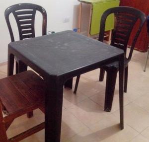 vendo mesa plástica y dos sillas