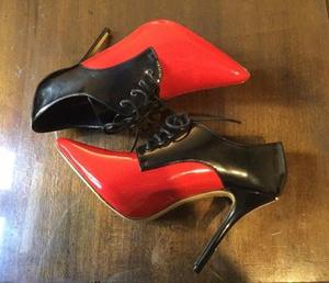 Zapatos abotinados negro/rojo talle 39