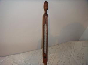 antiguo termómetro de madera para medir temperatura del