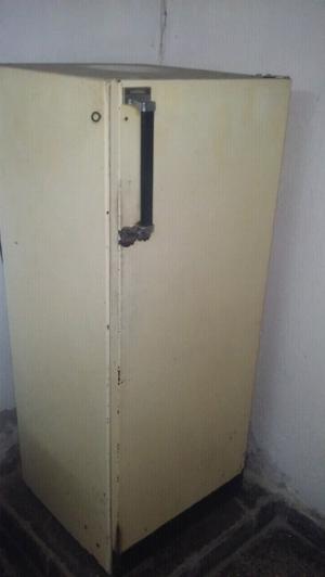 Heladera con congelador Marshall