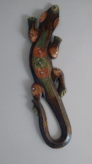 Iguana de madera decorada