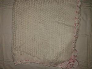 Manta tejida crochet blanca cinta rosa 90x80 perfecta