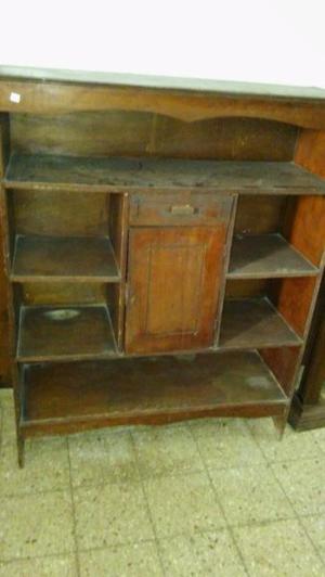 Mueble con estantes