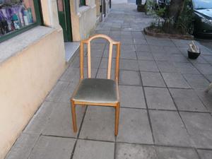 silla de madera tapizada en terciopelo