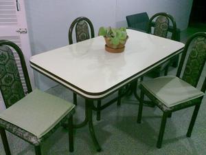 Mesa de comedor mas cuatro sillas