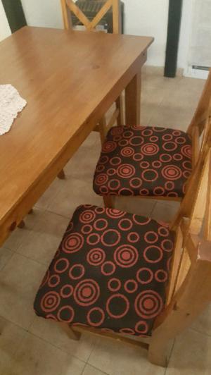 Vendo mesa de madera de pino lustrada con 6 sillas tapizadas