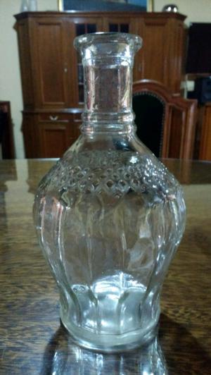 Botellon antiguo tallado