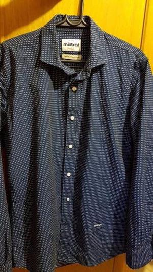 Camisa Mistral manga larga, azul oscuro con lunares blancos.