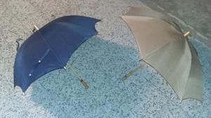 Paraguas azul y paraguas crem