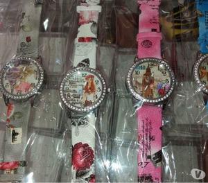 Relojes parisinos y llaveros exclusivos