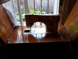 Maquina de coser Necchi Familiar