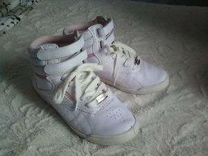 Zapatillas blancas y rosa.