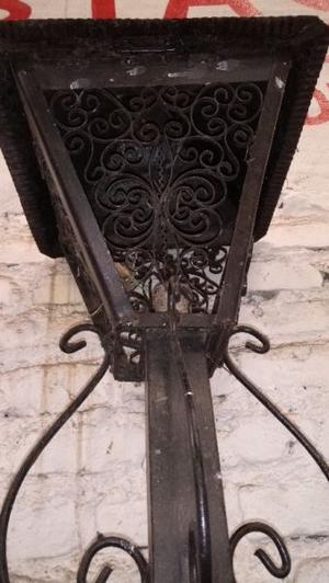 Farol con columna de exterior de hierro, labrado