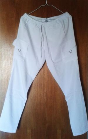 PANTALÓN BLANCO CON BOLSILLOS. TALLE M