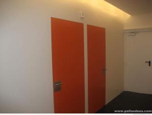 puerta de acrilico color ambar anaranjado