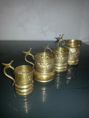 Antiguas tazas jarros en bronce