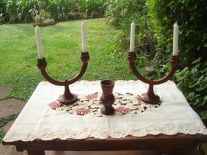 Antiguos candelabros y violetero de madera en sencillo y