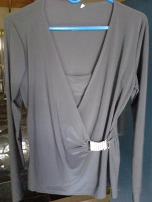 VENDO REMERA DE MODAL GRIS OSCURO, TALLE “M” CON DETALLE