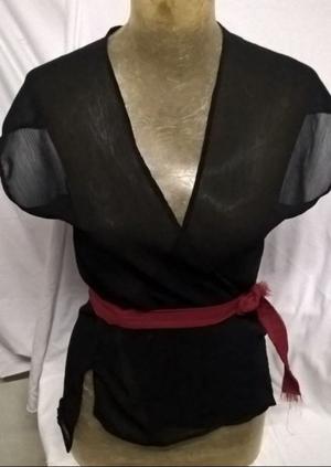 blusa kimono de crepé negro con lazo rojo