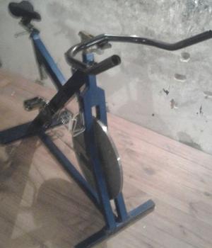 Bicicleta fija de gimnasio