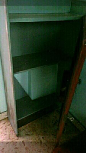 Mueble con estantes modificado