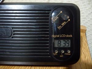 Radio a pilas con am y fm,reloj digital y alarma