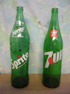 Botella de gaseosa antigua de vidrio de Sprite y 7up