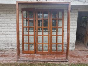 Puerta de madera vidrio repartido
