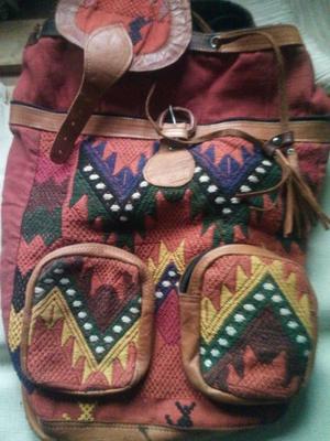 Mochila de cuero y tela bordada