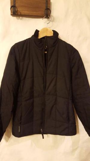 CAMPERA MONTAGNE TALLE S IMPERMEABLE DETALLE EN CIERRE