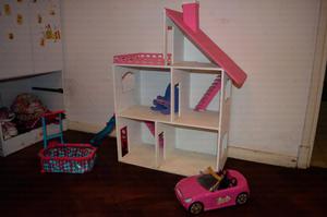 Casa de muñecas con auto y pileta