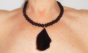 Collar de perlas negras con colgante de pluma negra