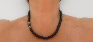 Collar de perlas negras con detalle étnico