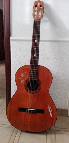 Guitarra criolla como nueva