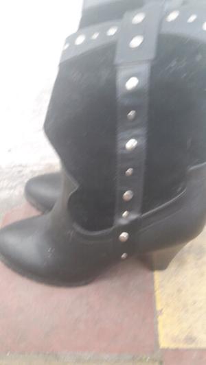 Botas negras lindas