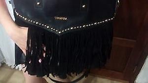 Cartera de cuero negro, con tachas y flecos "Tropea"