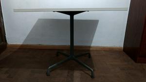 Mesa con base de metal