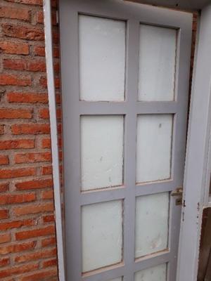 Puerta con ventilu con vidrios lista para colocar