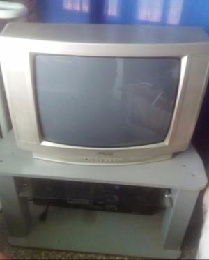 Vendo televisor mas mesa