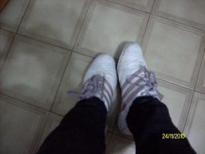 Zapatillas Adidas blancas con detalles en lila