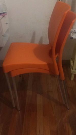 2 sillas plasticas naranjas
