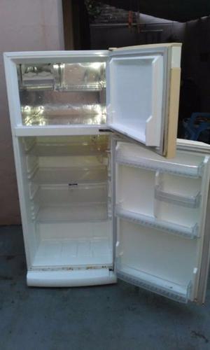 Heladera con freezer, ideal para departamento