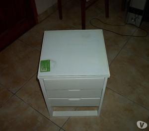 Mesa cajonera con 3 cajones con vidrio biselado