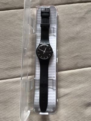 Reloj Swatch unisex modelo Suob 720 negro.