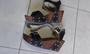 VENDO SANDALIAS NEGRAS DE CUERO CON TACHAS, NUMERO 37.-